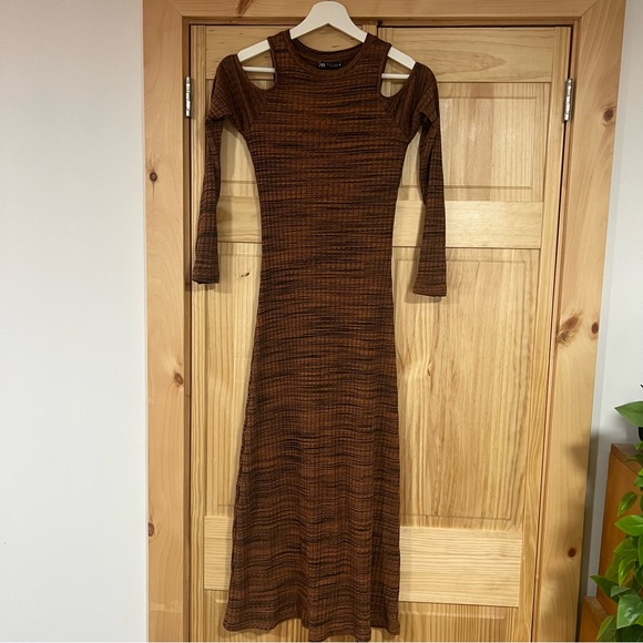 NWOT Zara Cold Shoulder Midi Ribbed Sweater Dress Size Small brown/ black/ rust - Picture 5 of 8